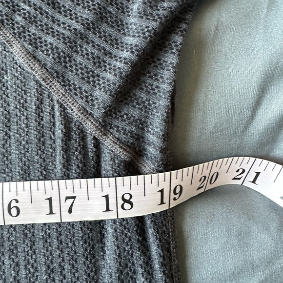 PrAna Women’s Gray Helani Sheer Athletic High-Low Tee Size Small EUC - Picture 11 of 11